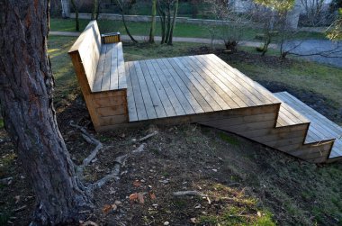  Ahşap merdiven nehre bakan bir tiyatro tezgahı görevi görüyor. Orjinal ahşap bankların olduğu park alanı. Tropik ahşap çöp tenekesi, yatak odası ve yatak odasıyla dolu uzun merdivenlerde de oturabilirsiniz.