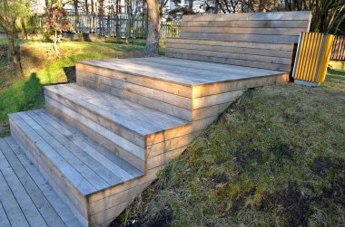  Ahşap merdiven nehre bakan bir tiyatro tezgahı görevi görüyor. Orjinal ahşap bankların olduğu park alanı. Tropik ahşap çöp tenekesi, yatak odası ve yatak odasıyla dolu uzun merdivenlerde de oturabilirsiniz.