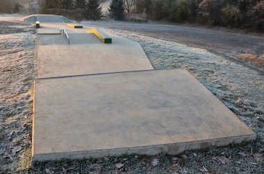 Beton yüzeyi beton kaykay engelli kaykay parkı paten sporları için tasarlanmıştır. Serbest stil bisikletler dışında bisiklete izin verilmez. Buz gibi kış sabahı gündoğumu