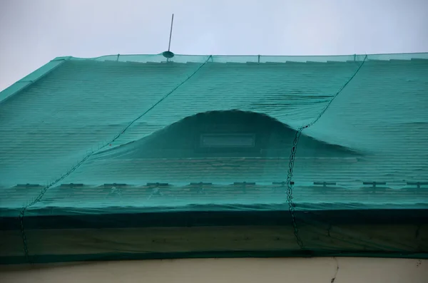 正方形の屋根の修理 改装中です 歩道の緩やかな燃焼屋根のタイルに対する歩行者保護 屋根は緑のプラスチックネットで覆われています バロック建築の歴史 — ストック写真