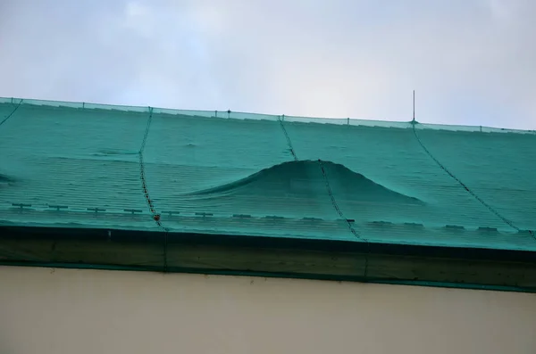 Remont Dachu Placu Budynek Remoncie Ochrona Pieszych Przed Luźnymi Spalonymi — Zdjęcie stockowe