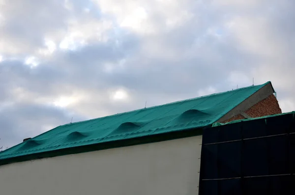 Repair Roof Square Building Renovation Pedestrian Protection Loose Burnt Roof — Stock Photo, Image