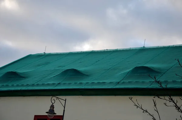Remont Dachu Placu Budynek Remoncie Ochrona Pieszych Przed Luźnymi Spalonymi — Zdjęcie stockowe