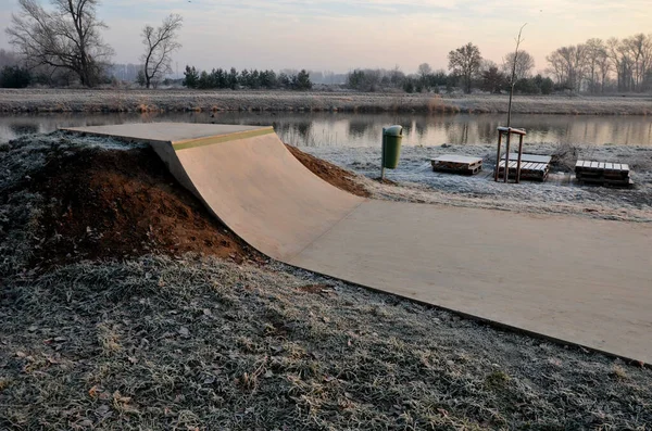 滑板公园的混凝土水泥表面与混凝土滑板的障碍是为滚动运动设计的 除了自由式自行车外 不允许骑自行车 寒冷的冬日日出 — 图库照片