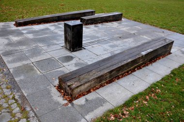 Kaldırıma kadar suyu boşaltmak için oluğu olan kaba taştan yapılmış sütun şeklinde bir çeşme musluk ile içme suyu görevi görüyor. Kışın soğuk prizma bir parktır.