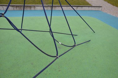 Noktalarda tırmanma oyunu unsurları, çocuk parkları, birbirine yapışmış ezilmiş kauçuktan yapılmış tartan kauçuk yüzeyler. Trambolinli ip merkezi. Donmuş buzullarda el izi, eriyor.