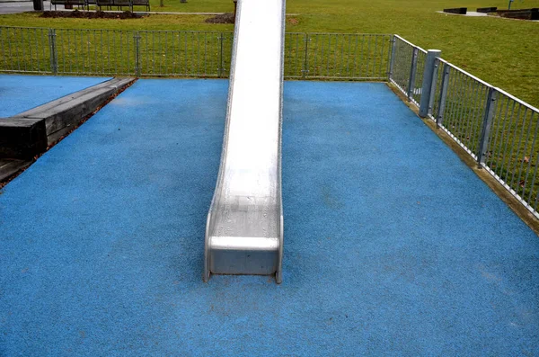 Spielplatz Mit Edelstahlrutsche Blauer Gummioberfläche Stufenterrassen Die Von Massiven Balken — Stockfoto