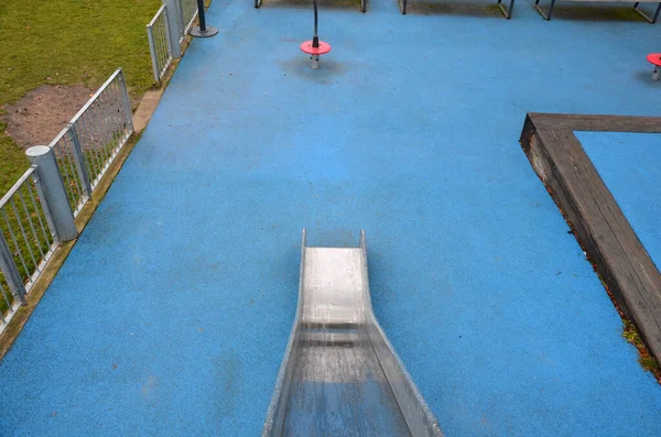 Playground Com Corrediça Aço Inoxidável Superfície Borracha Azul Terraços Pisados — Fotografia de Stock