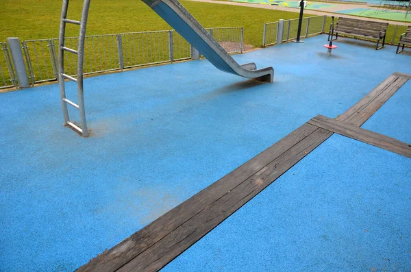 Spielplatz Mit Edelstahlrutsche Blauer Gummioberfläche Stufenterrassen Die Von Massiven Balken — Stockfoto