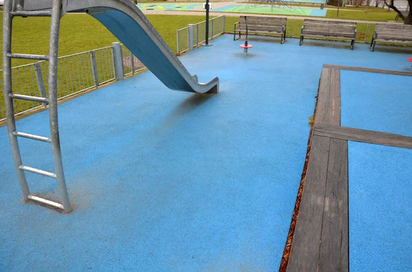 Spielplatz Mit Edelstahlrutsche Blauer Gummioberfläche Stufenterrassen Die Von Massiven Balken — Stockfoto