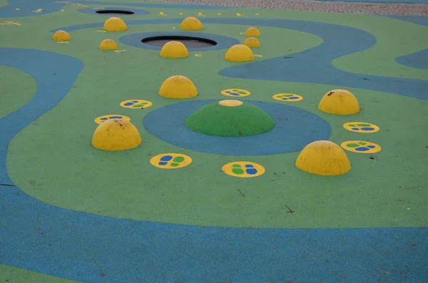 Niebieska Gumowa Powierzchnia Placu Zabaw Żółtymi Gałkami Kolorowymi Plamkami Mrozie — Zdjęcie stockowe
