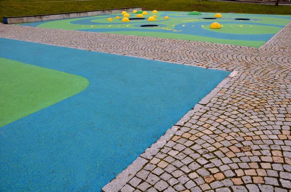 Superfície Borracha Azul Parque Infantil Com Colheres Amarelas Manchas Coloridas — Fotografia de Stock