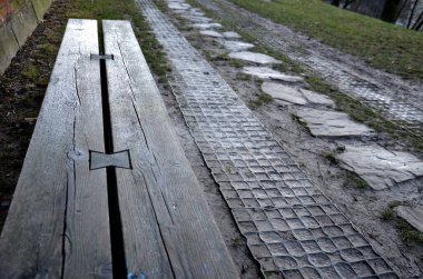 Çakıl taşlı asfalt çimenler şehirde B 'nin park alanındaki arabaları park etmesine olanak sağlıyor. Bazen plastik çimen kiremitleriyle güçlendirilerek kilitlenirler ve daha ağır bir araca dayanabilirler. 