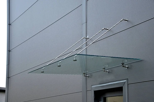 Glasdach Über Dem Eingang Zum Industriegebäude Mit Metallverkleidung Der Fassade — Stockfoto
