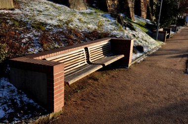 Merdivenler ve açık tuğla parmaklıklar pürüzsüz yüzey. U şeklindeki tuğla istinat duvarlarının köşelerindeki metal korkuluklar ve banklar. Aralıklı ışıklar yayaların ayaklarının altını aydınlatıyor.