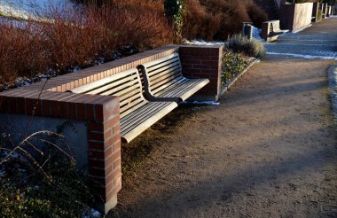 Merdivenler ve açık tuğla parmaklıklar pürüzsüz yüzey. U şeklindeki tuğla istinat duvarlarının köşelerindeki metal korkuluklar ve banklar. Aralıklı ışıklar yayaların ayaklarının altını aydınlatıyor.