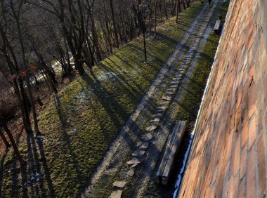 Çakıl taşlı asfalt çimenler şehirde B 'nin park alanındaki arabaları park etmesine olanak sağlıyor. Üst görüş, kahverengi, plastik çimen kiremitleri ile güçlendirilmiş, kilitler daha ağır araca dayanabilir. 