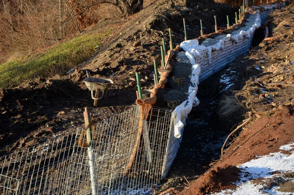 of green soundproof walls. easy installation of greenery in the structure through pockets with soil. These pockets are defined by a geotextile or coconut mat.construction and excavation work, filling