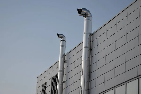 Edificio Industrial Blanco Con Fachada Chapa Repetición Paneles Rectángulos Pared — Foto de Stock