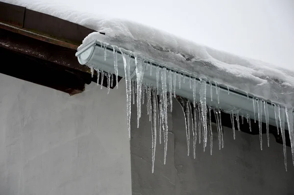 Heat House Passes Roof Melts Snow Freezes Eaves Roof Forms — Stock Photo, Image