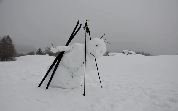 Gran Muñeco Nieve Tiene Cuerpo Inclinado Que Parece Que Está —  Fotos de Stock
