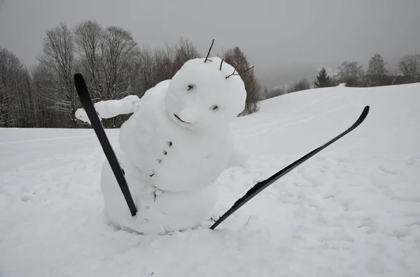 Gran Muñeco Nieve Tiene Cuerpo Inclinado Que Parece Que Está —  Fotos de Stock