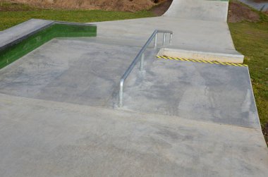 Beton yüzeyi beton kaykay engelli kaykay parkı paten sporları için tasarlanmıştır. Serbest stil bisikletler dışında bisiklete izin verilmez. Buz gibi kış sabahı gündoğumu