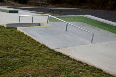 Beton yüzeyi beton kaykay engelli kaykay parkı paten sporları için tasarlanmıştır. Serbest stil bisikletler dışında bisiklete izin verilmez. Buz gibi kış sabahı gündoğumu