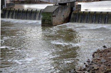 Sel sırasında kubbeli su büyük barajlardan dökülür ve çok fazla köpük oluşturur. Balık geçidi, hidroelektrik santrallerinin yükseklik farklılıklarının üstesinden gelmek için bir tarafsızlıktır..