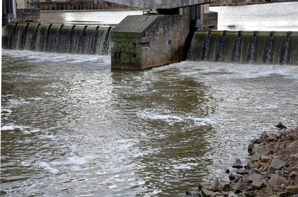 洪水の間の濁った水は大きなダムから落ち泡をたくさん形成します 魚のパスは水力発電所と魚の堰の高さの違いを克服するための中立性です — ストック写真