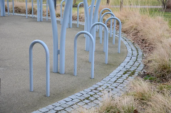 Kerékpár Parkoló Üvegtetővel Pontozott Ujjlenyomattal Hajlított Szürke Csövekből Ívbe Épített — Stock Fotó