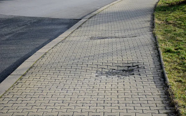 Daldırma ve kaldırım dalgası. Kanalizasyon hasarı yüzünden beton döşeme yüzeyi zarar görmüş. Titreşimli silindirler yüzünden sıkışma zayıf. Basınç testleri inşaata başlamadan yapılmalı.