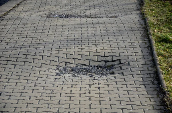 Daldırma ve kaldırım dalgası. Kanalizasyon hasarı yüzünden beton döşeme yüzeyi zarar görmüş. Titreşimli silindirler yüzünden sıkışma zayıf. Basınç testleri inşaata başlamadan yapılmalı.