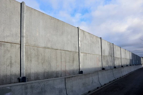 Ses geçirmez duvar, beton, gözenekli tırtıklı malzemeden yapılmış. Metal kirişlere gömülmüş gri bloklardan oluşan bir çit. Trafik gürültüsü bahçesi ve yerleşim alanı. Kudüs 'ün korunması, roket