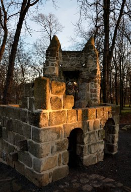 Kale parkındaki kumtaşı bloklarının romantik kalıntıları. Çocukların oyun alanında, tünellerin, mahzenlerin ve duvarların çeşitli köşelerini keşfetme fırsatları oluyor.