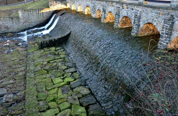 Der Damm Des Brutfischteiches Hat Einen Kanalüberlauf Ähnlich Einem Wehr — Stockfoto