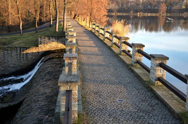 Zuchtteichdamm Wasser Fließt Unter Einer Steinernen Brücke Mit Mehreren Bögen — Stockfoto