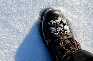 Soğukta, deri botlarla donmuş dağların üzerinden yürü. Kutup seferinin en zor şartları için dayanıklı tam deri dağcılık botları. Issız bölgelerde cesur bir yürüyüş.