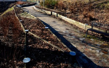 Büyüyen alanların çapraz bölünmüş bitkisel yatakları. Botanik türlerini eğitmek için profesyonel bir bahçıvanlık okulunun gösteri ve eğitim yatakları. Paslanmaz çelik eklemler. otururken