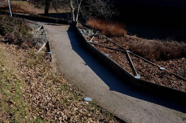 Büyüyen alanların çapraz bölünmüş bitkisel yatakları. Botanik türlerini eğitmek için profesyonel bir bahçıvanlık okulunun gösteri ve eğitim yatakları. Paslanmaz çelik eklemler. otururken