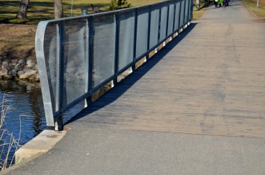 Köprüde metal galvanize tırabzan var. Dolgu genişletilmiş metalden oluşan metal bir ağ tarafından oluşturulur. Şeffaf tırabzan gölet suyunu daha iyi görüyor.