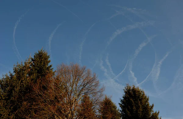 Aereo Trasporto Stava Volando Nel Cielo Linee Condensazione Dei Gas — Foto Stock