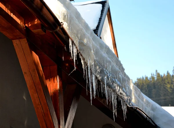 Ház Melege Áthalad Tetőn Megolvasztja Havat Megfagy Tető Ereszcsatornáiban Jégcsapokat — Stock Fotó