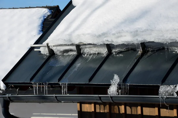 Pozinkovaná Kovová Střecha Horách Tyčí Proti Rychlému Klouzání Sněhu Pokud — Stock fotografie