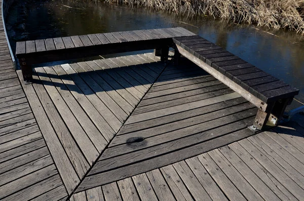 Tahta kalaslardan, rıhtımdan, göl suyunun dibine kadar uzanan cambaz ayaklıklarının üzerindeki dar kıvrımlı patikalardan oluşan yüzen yürüyüş yolu. Korkulukları yok. Tekerlekli sandalyeler için daha çok korkuluklu kaldırım