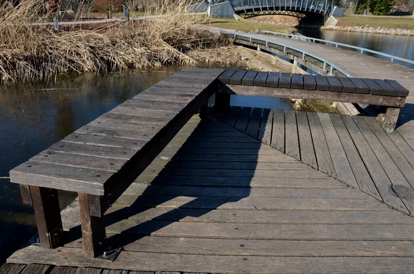 Tahta kalaslardan, rıhtımdan, göl suyunun dibine kadar uzanan cambaz ayaklıklarının üzerindeki dar kıvrımlı patikalardan oluşan yüzen yürüyüş yolu. Korkulukları yok. Tekerlekli sandalyeler için daha çok korkuluklu kaldırım