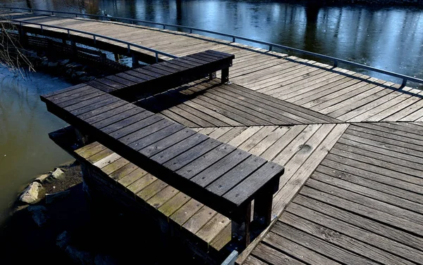 Pływający Chodnik Wykonany Drewnianych Desek Molo Wąskie Zakrzywione Ścieżki Szczudłach — Zdjęcie stockowe
