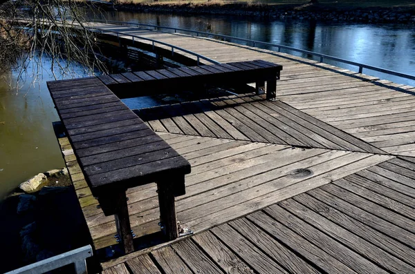 Tahta kalaslardan, rıhtımdan, göl suyunun dibine kadar uzanan cambaz ayaklıklarının üzerindeki dar kıvrımlı patikalardan oluşan yüzen yürüyüş yolu. Korkulukları yok. Tekerlekli sandalyeler için daha çok korkuluklu kaldırım