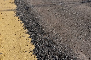 Toprağın altında asfalt yol geri dönüşümlü asfalt kırıntılarıyla kaplıdır. Otoparkın orijinal sarı yüzeyi kenarlarda görülebilir. Koruyucu gevşek tabaka mevcut yeni yolu korur