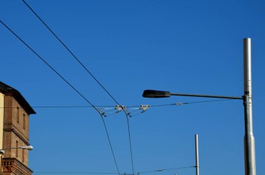 Tramvay otobüsü, şehirdeki üstten ulaşım için ekolojik bir çözümdür. Elektrikle çalışan normal bir otobüstür. Şehirde direkler ve binalar üzerine bir çift kablo gerildi, lamba.
